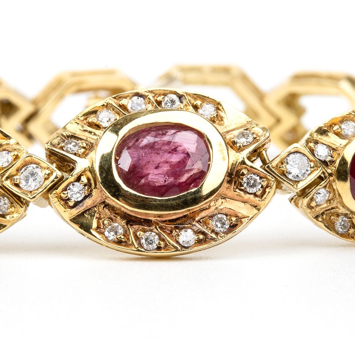 Parure Composta da un Girocollo, un Bracciale ed un Paio di Orecchini in Oro Rubini e Diamanti