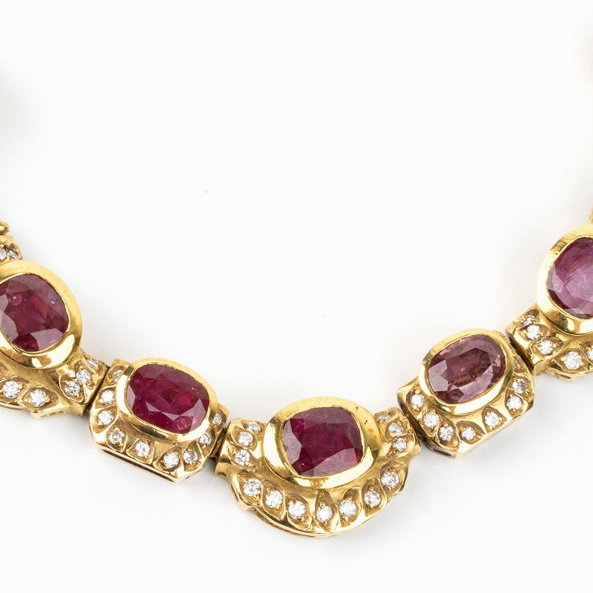 Parure Composta da un Girocollo, un Bracciale ed un Paio di Orecchini in Oro Rubini e Diamanti