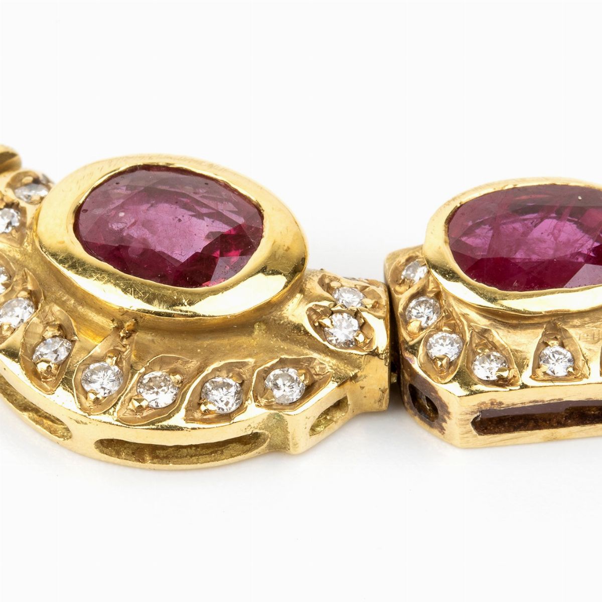 Parure Composta da un Girocollo, un Bracciale ed un Paio di Orecchini in Oro Rubini e Diamanti