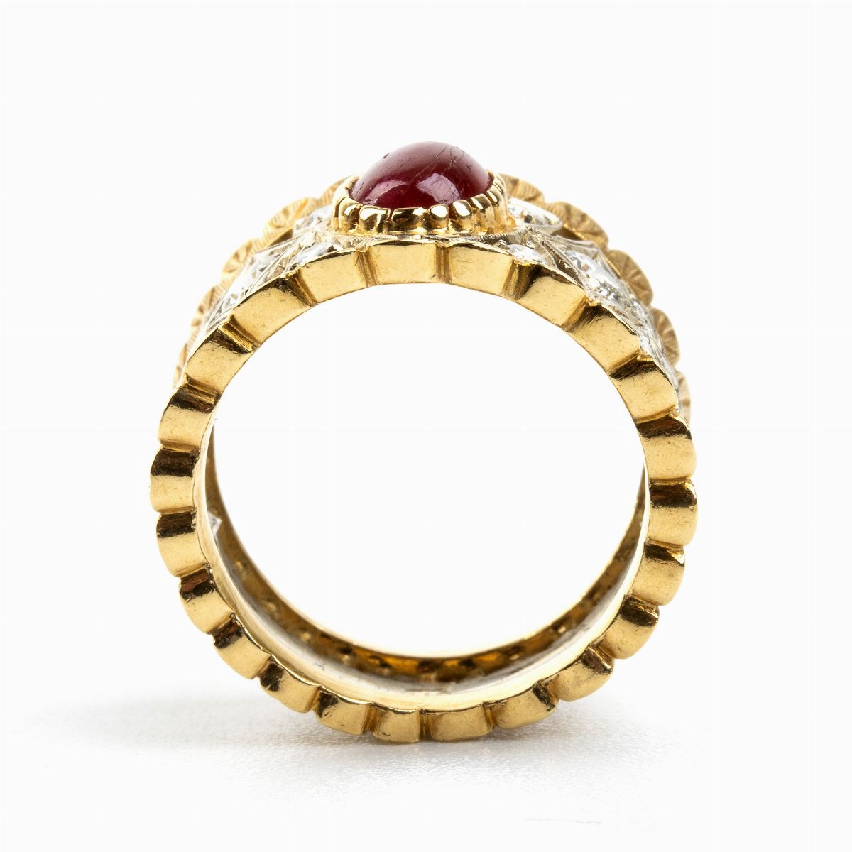 Anello a Fascia in Oro con Rubino e Diamanti