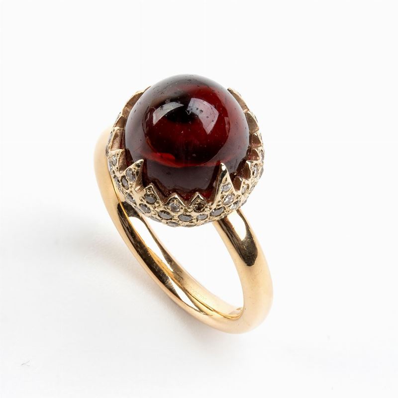 Pomellato: Anello "chimera" in Oro con Granato e Diamanti Brown
