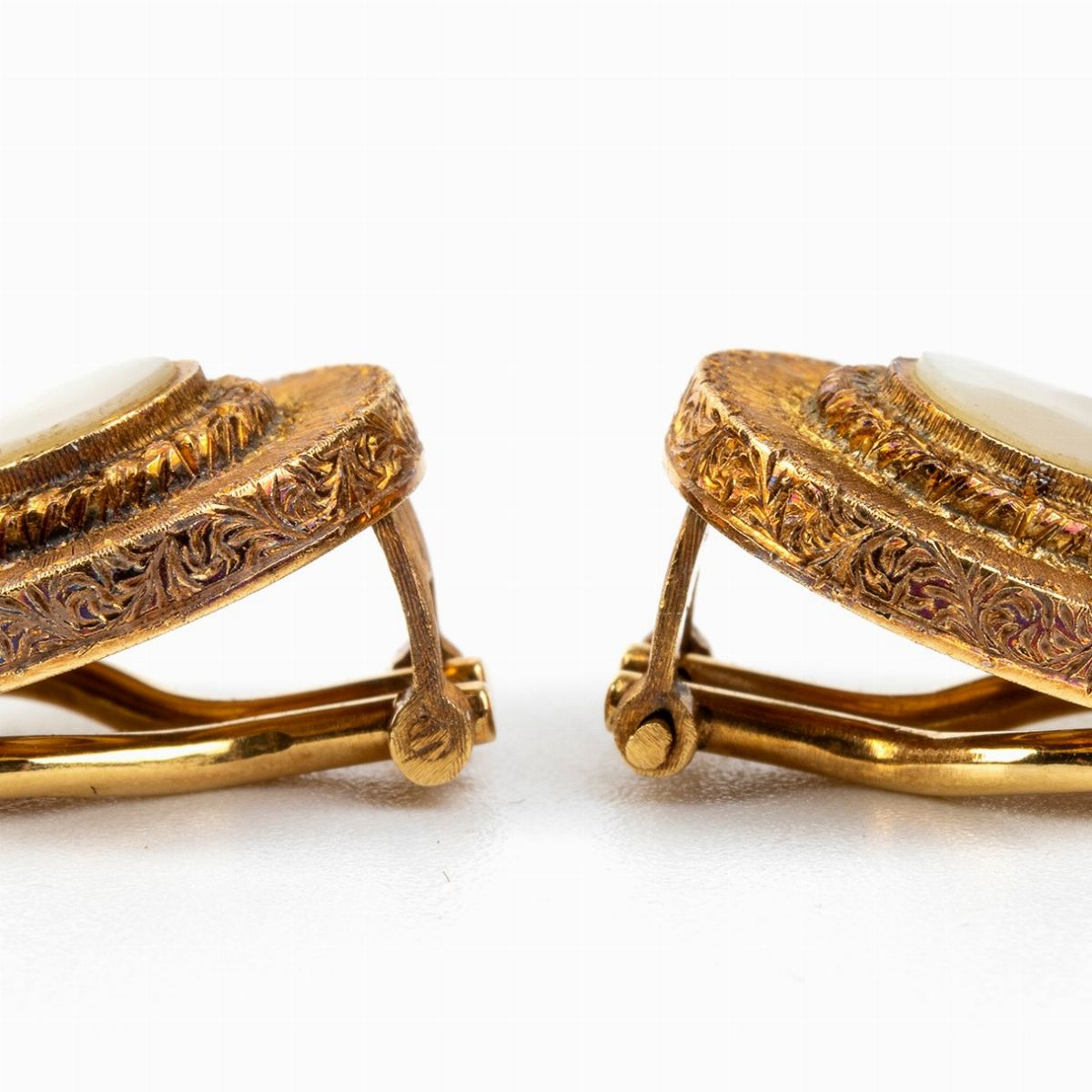 Federico Buccellati: Orecchini in Oro Giallo con Madreperla