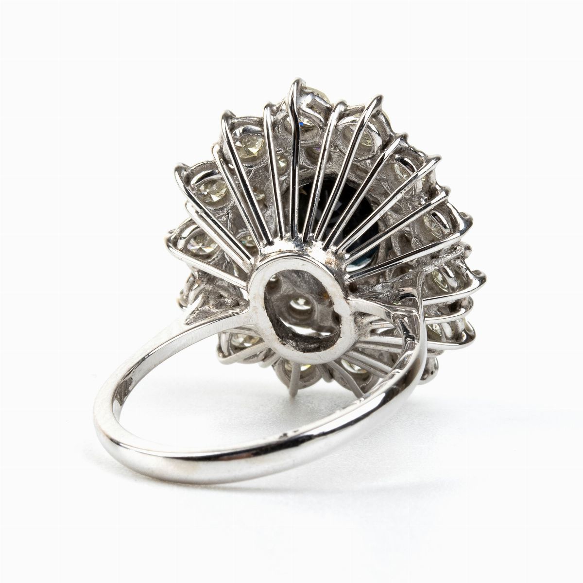 Anello in Oro Bianco con Zaffiro e Diamanti