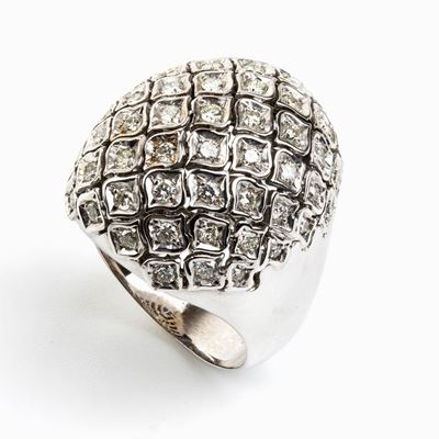 Anello a Fascia Bombata in Oro Bianco e Diamanti