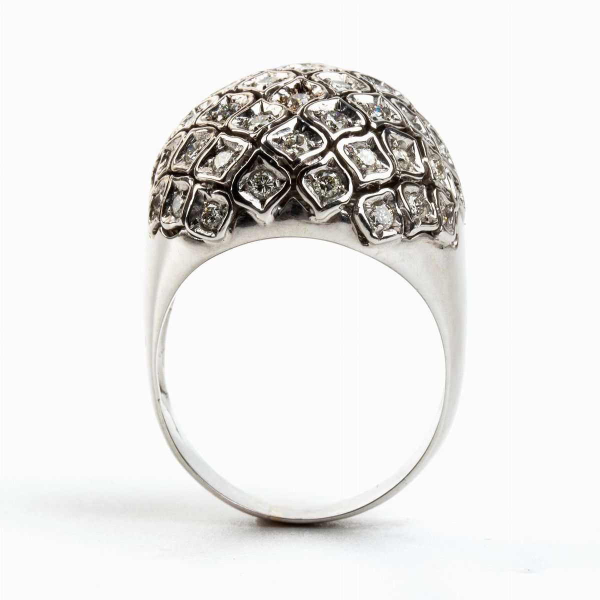 Anello a Fascia Bombata in Oro Bianco e Diamanti