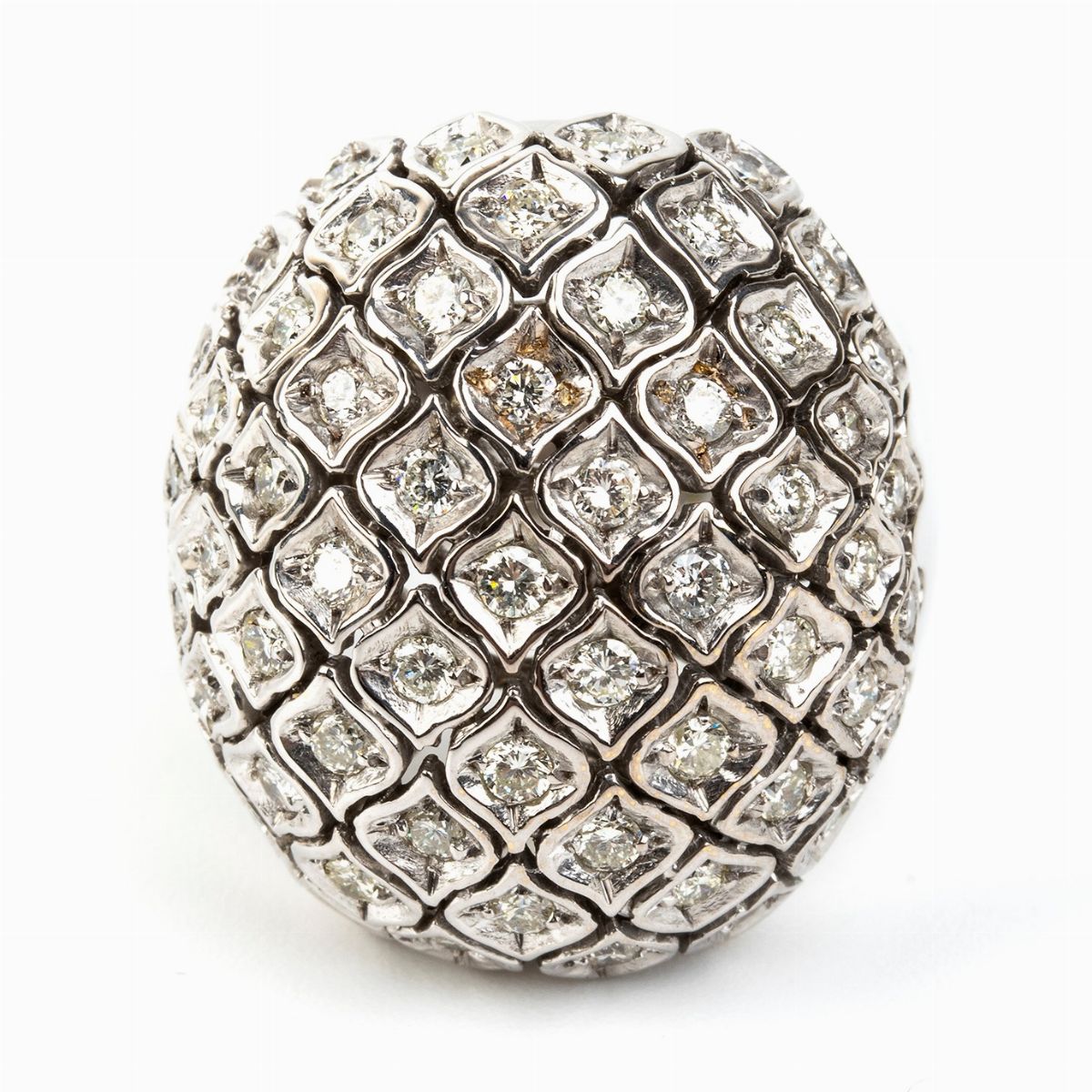 Anello a Fascia Bombata in Oro Bianco e Diamanti