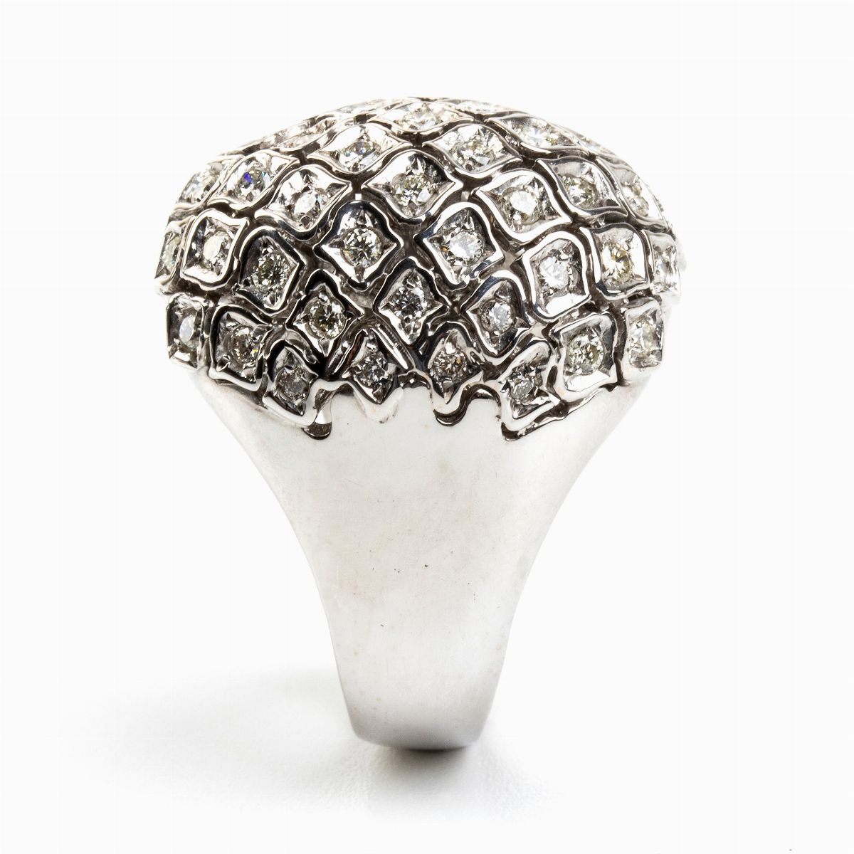 Anello a Fascia Bombata in Oro Bianco e Diamanti