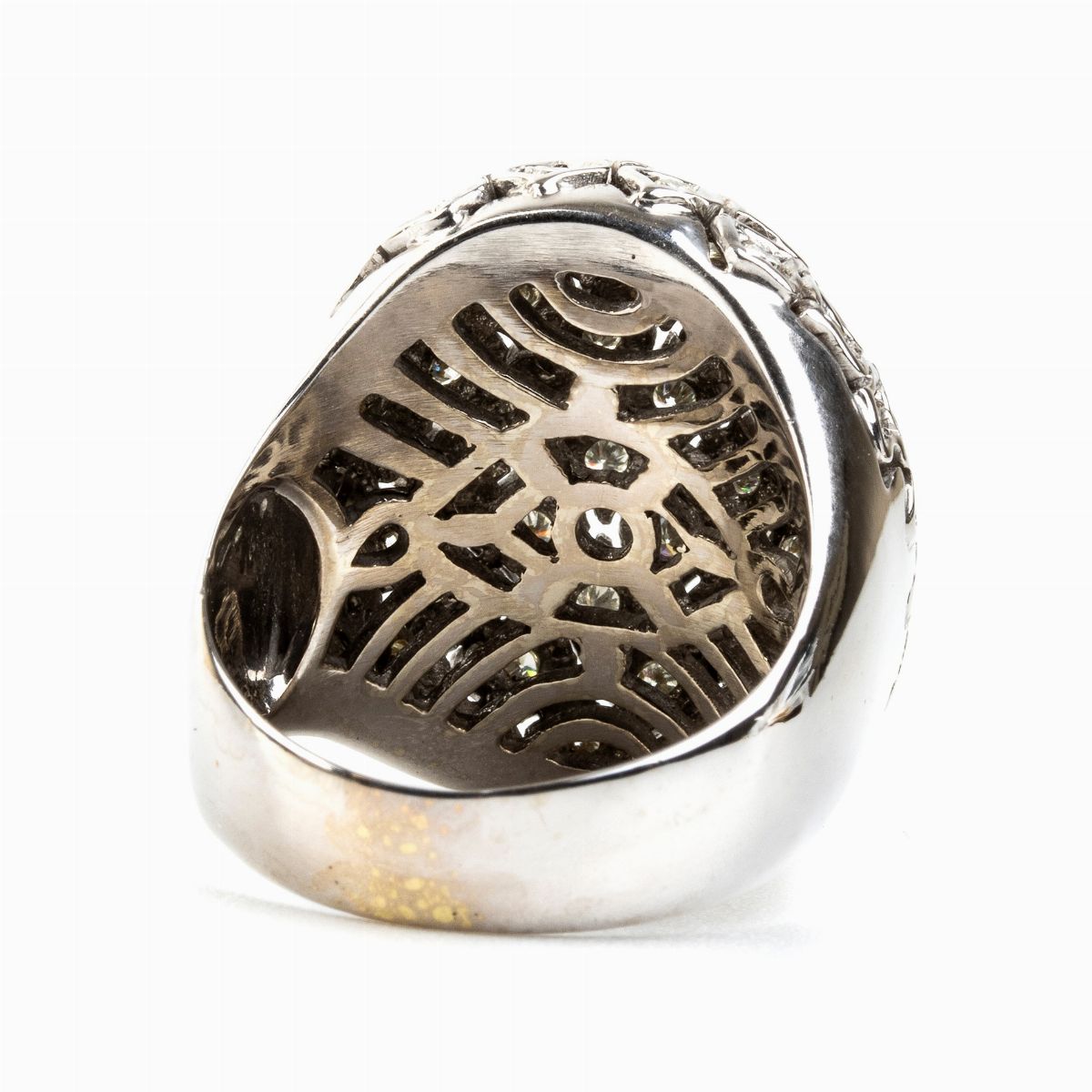 Anello a Fascia Bombata in Oro Bianco e Diamanti