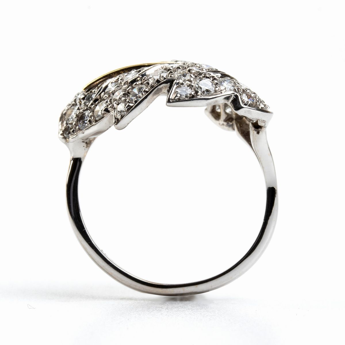 Anello a Foglia in Oro e Diamanti