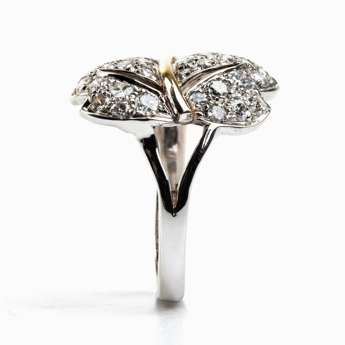 Anello a Foglia in Oro e Diamanti