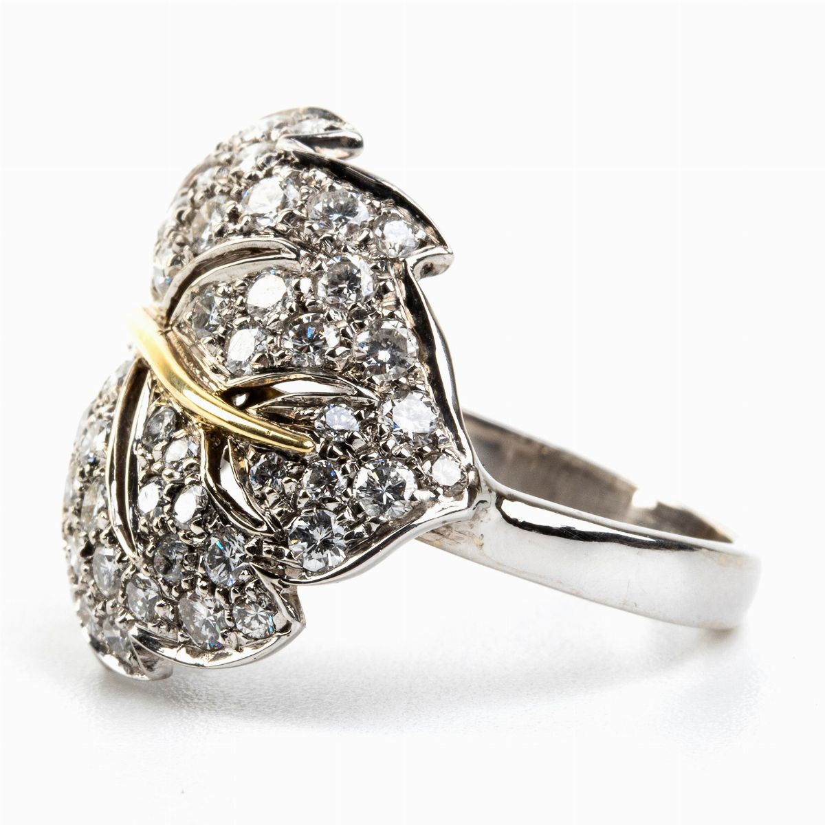 Anello a Foglia in Oro e Diamanti
