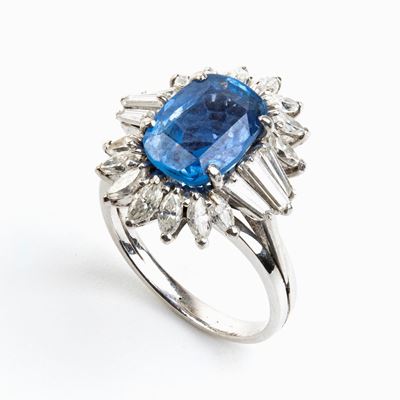 Anello in Oro Bianco con Zaffiro Burma e Diamanti