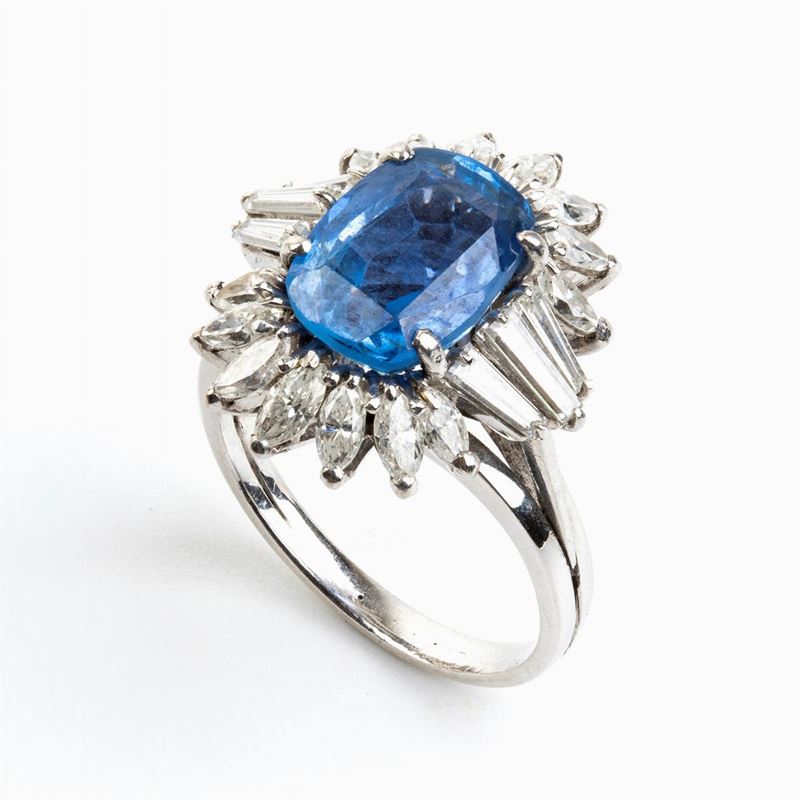 Anello in Oro Bianco con Zaffiro Burma e Diamanti