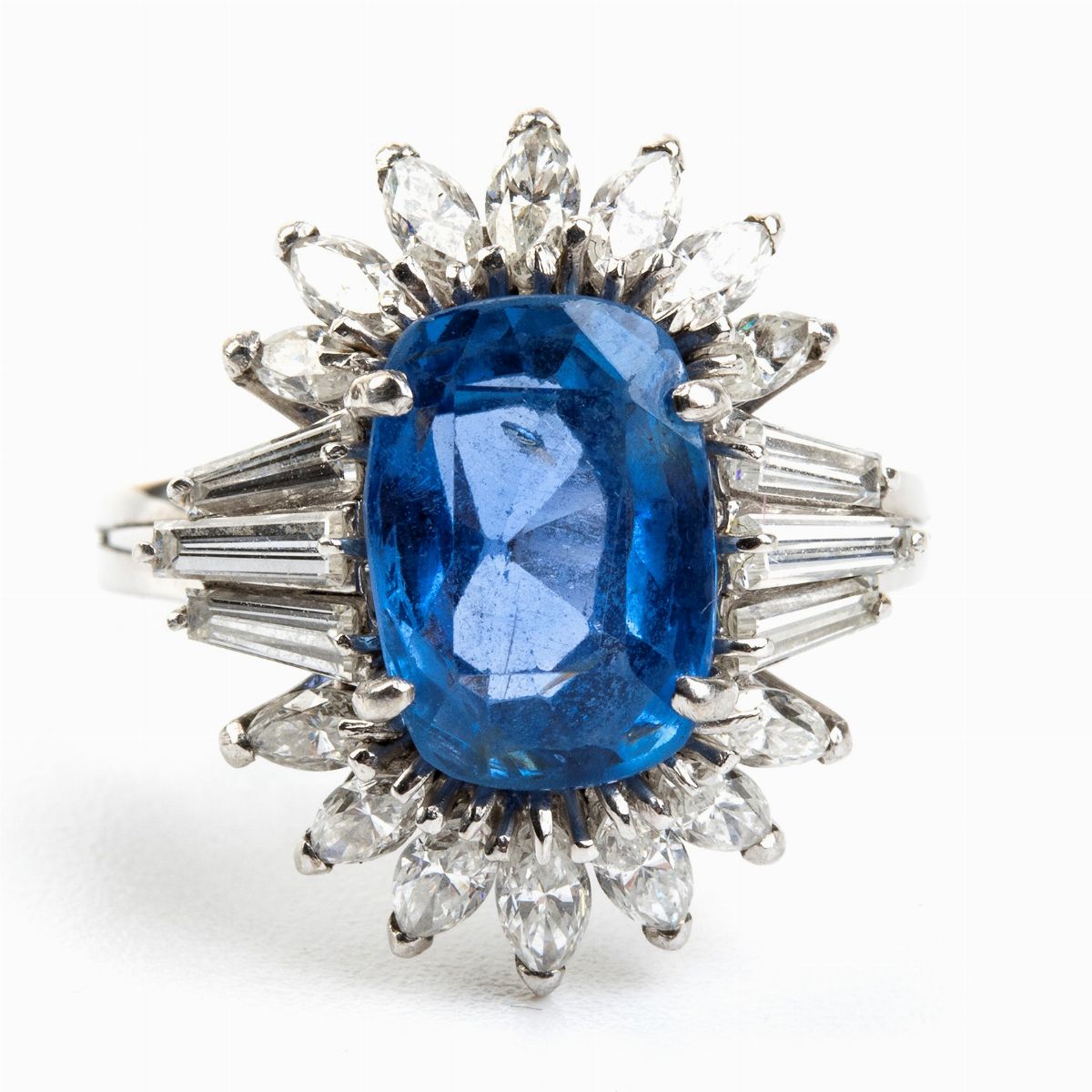 Anello in Oro Bianco con Zaffiro Burma e Diamanti