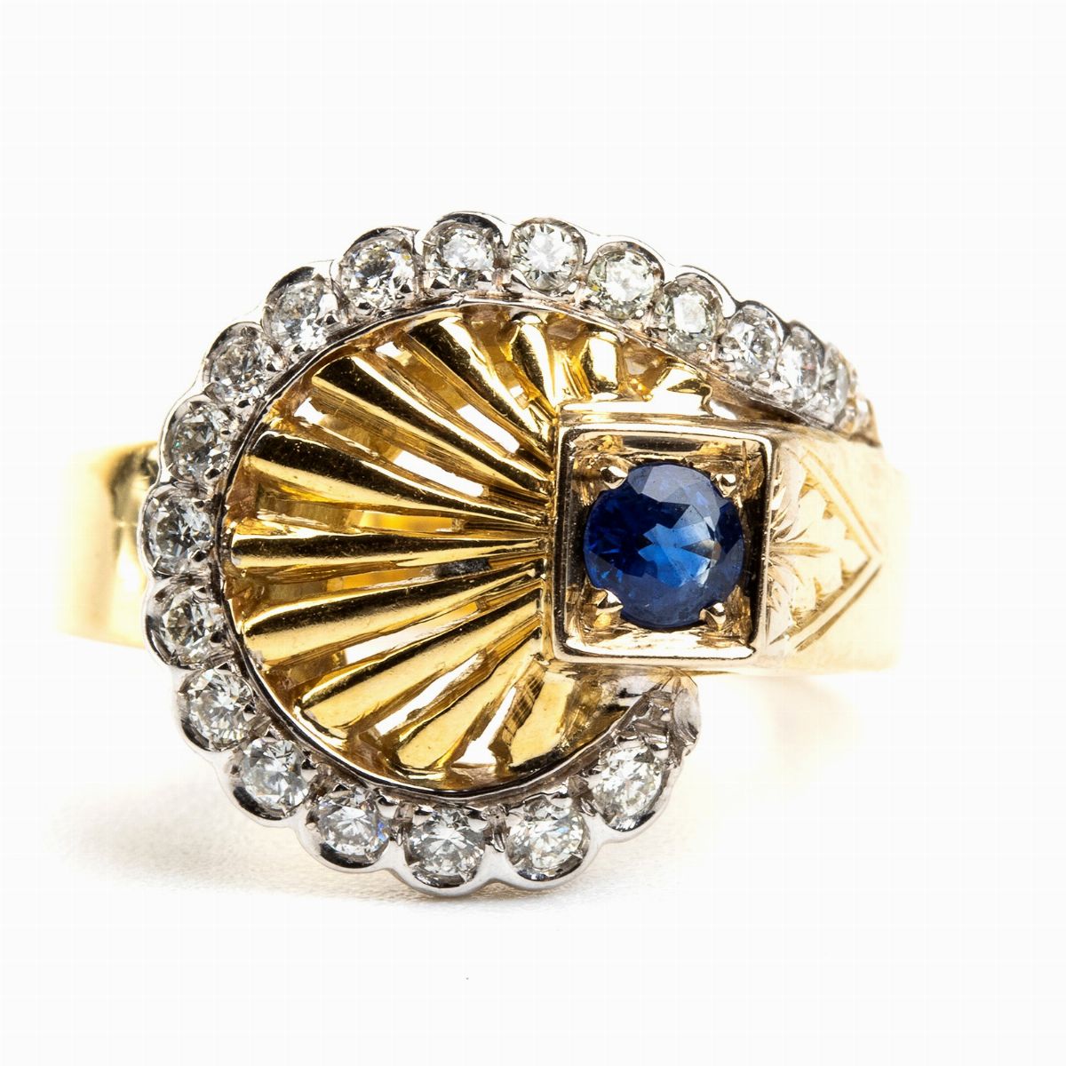 Anello a Conchiglia in Oro con Zaffiro e Diamanti