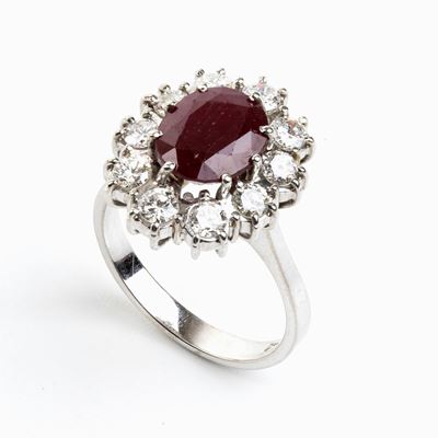 Anello a Fiore in Oro con Rubino e Diamanti