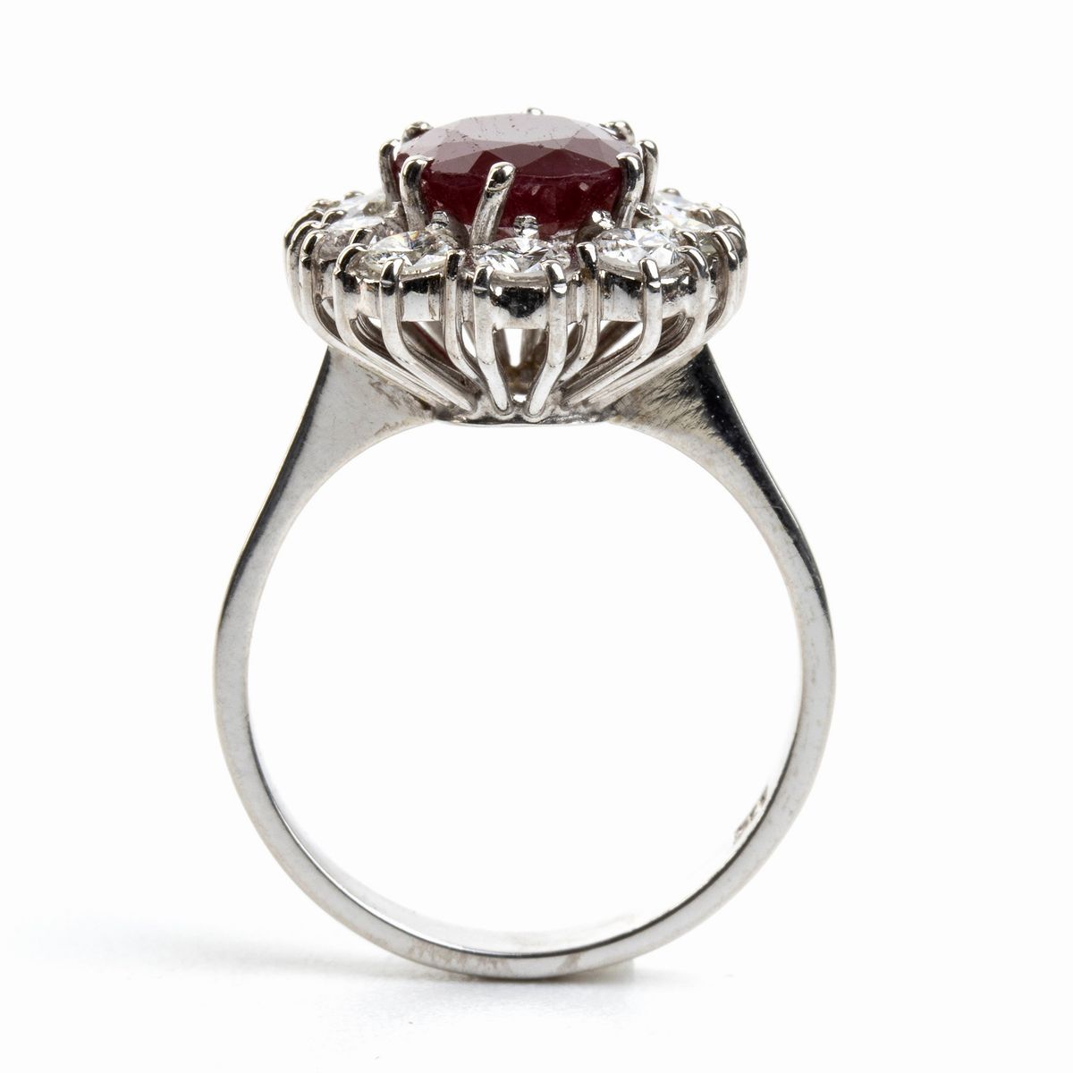 Anello a Fiore in Oro con Rubino e Diamanti