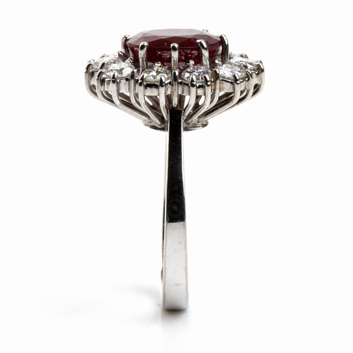 Anello a Fiore in Oro con Rubino e Diamanti