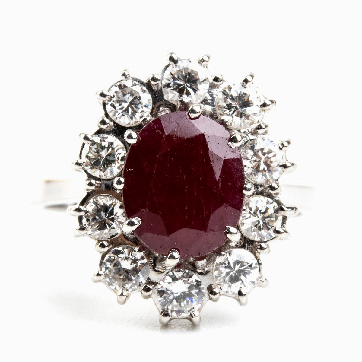 Anello a Fiore in Oro con Rubino e Diamanti