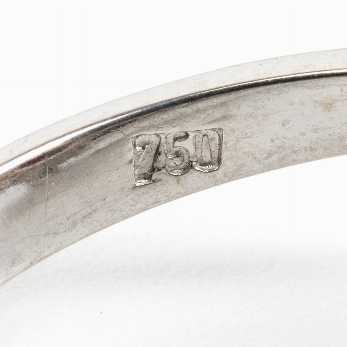 Anello a Fiore in Oro con Rubino e Diamanti