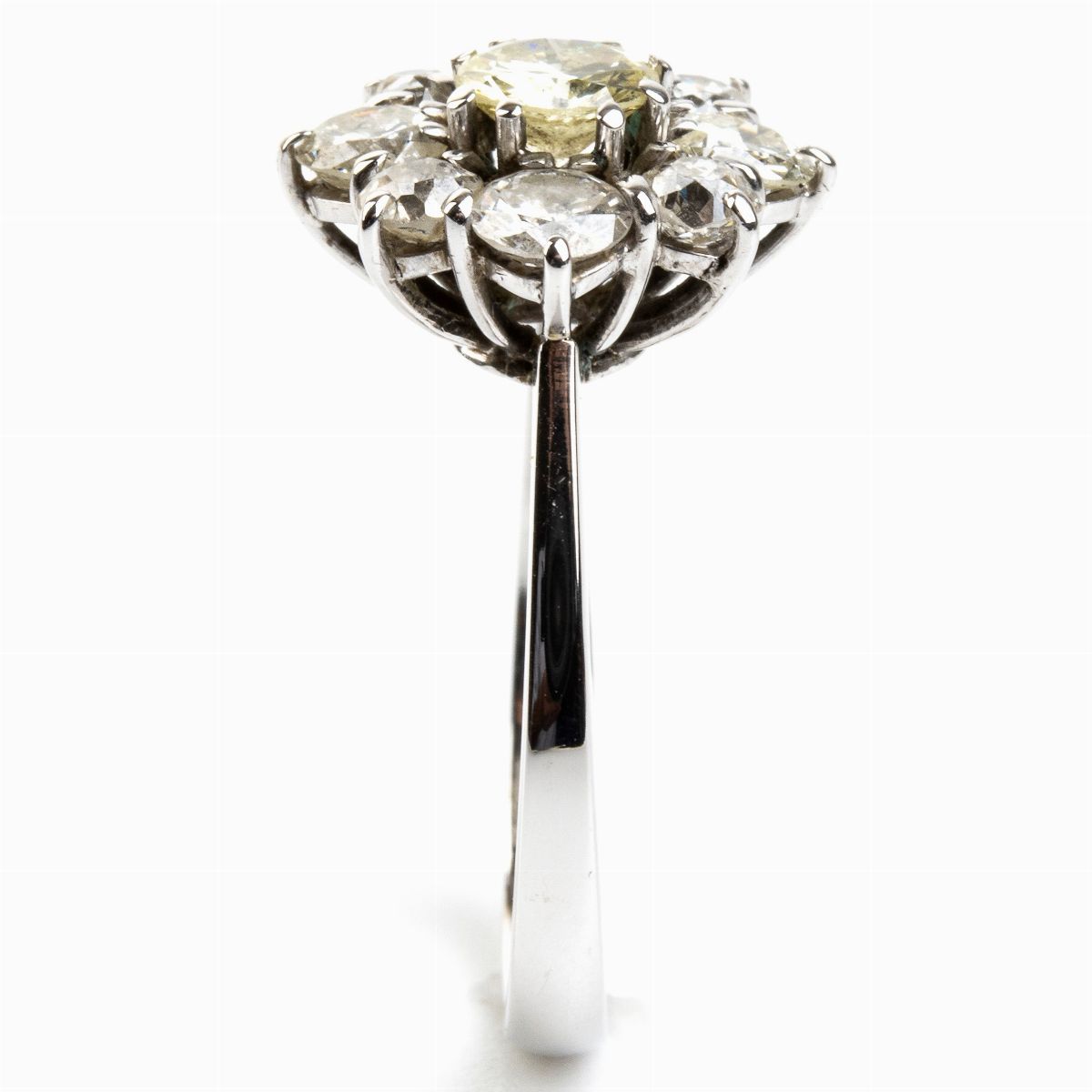 Anello a Fiore in Diamanti ed Oro Bianco