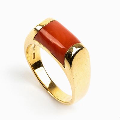 Bulgari, Collezione Tronchetto: Anello in Oro con Inserto in Corallo Cerasuolo
