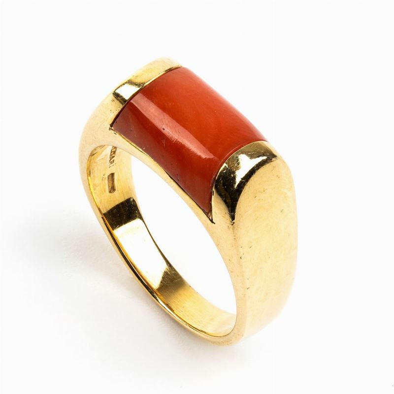 Bulgari, Collezione Tronchetto: Anello in Oro con Inserto in Corallo Cerasuolo