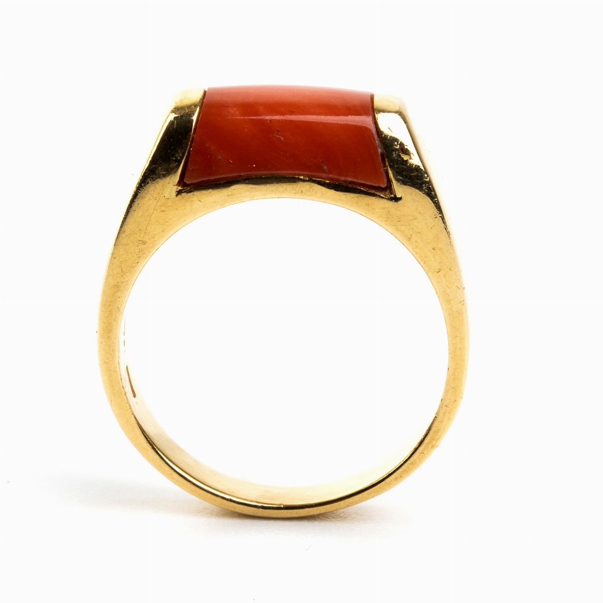 Bulgari, Collezione Tronchetto: Anello in Oro con Inserto in Corallo Cerasuolo