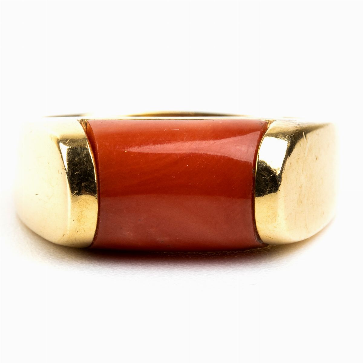 Bulgari, Collezione Tronchetto: Anello in Oro con Inserto in Corallo Cerasuolo