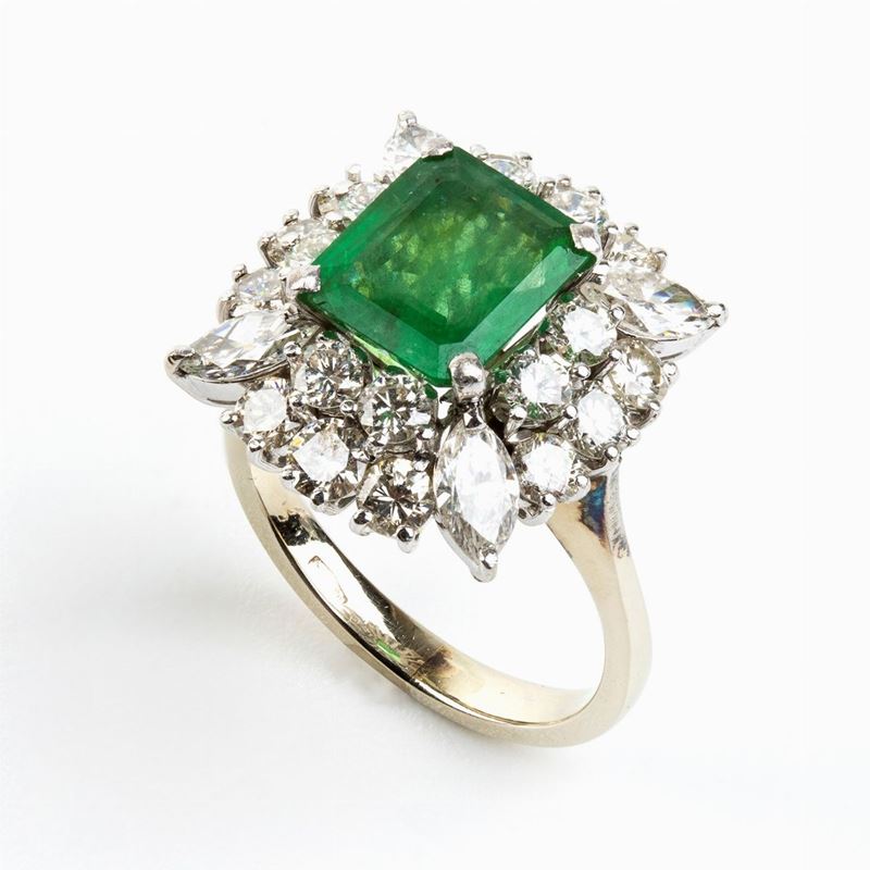 Anello in Oro con Smeraldo e Diamanti