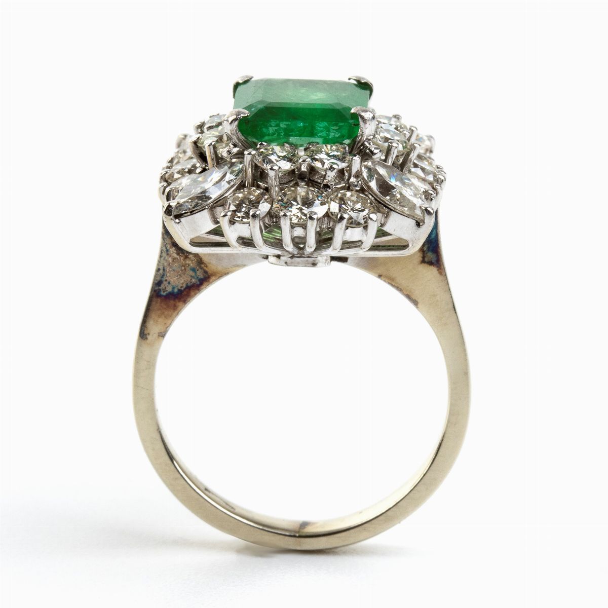 Anello in Oro con Smeraldo e Diamanti