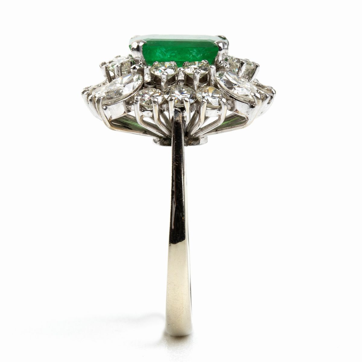 Anello in Oro con Smeraldo e Diamanti