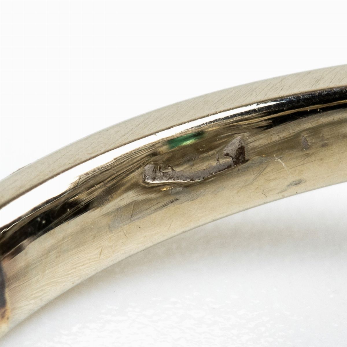 Anello in Oro con Smeraldo e Diamanti