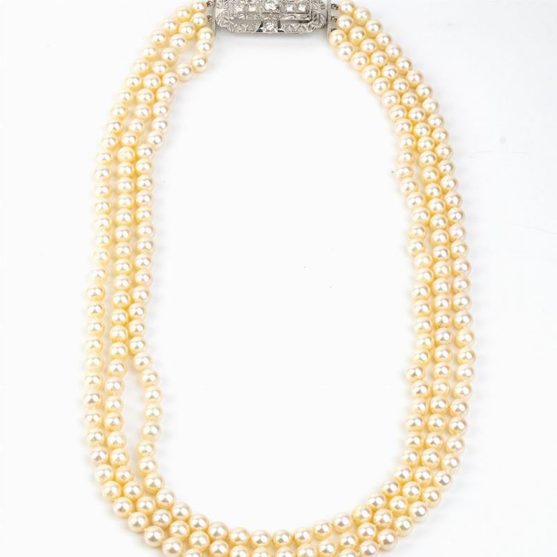 Collana di Perle con Fermezza Geometrica in Platino e Diamanti