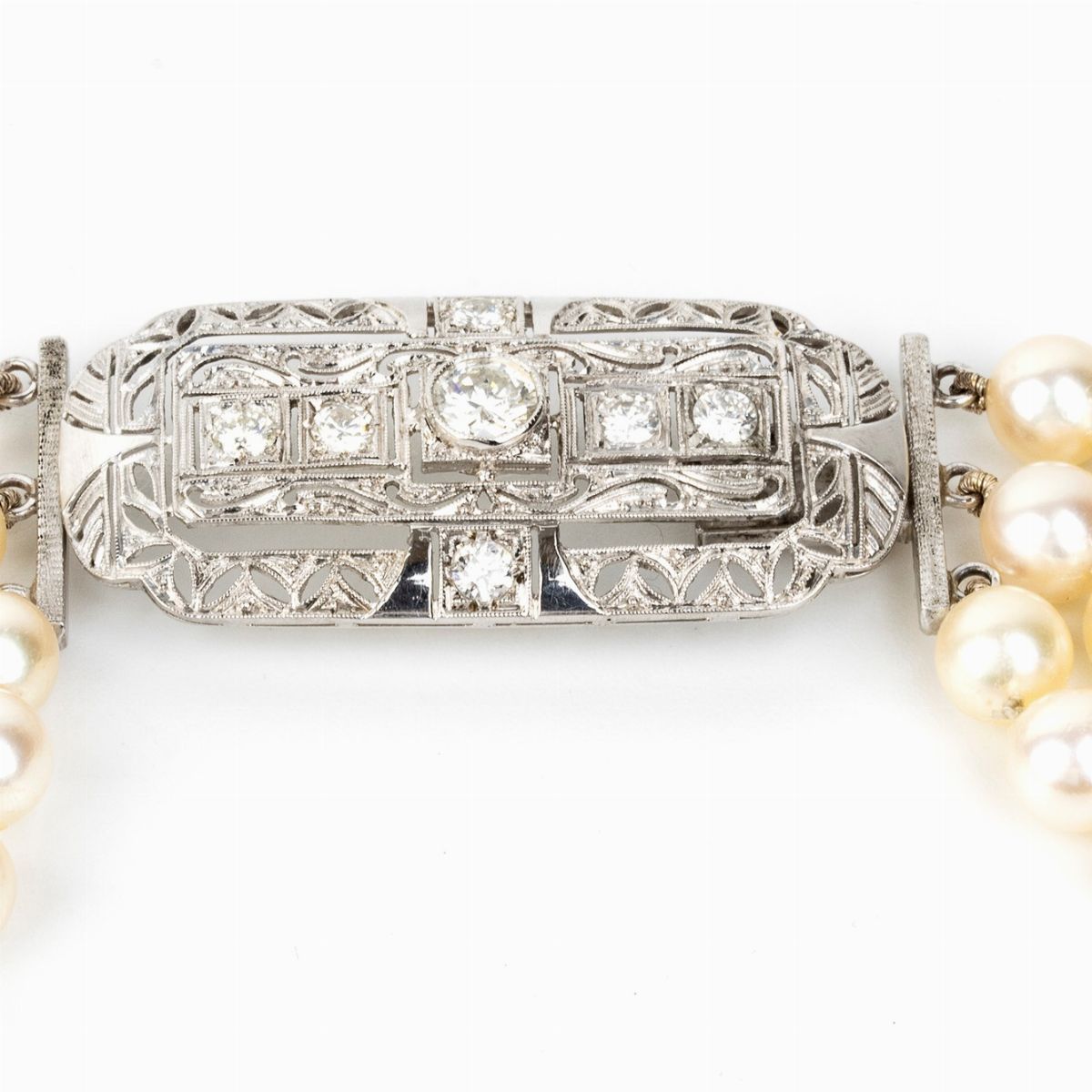 Collana di Perle con Fermezza Geometrica in Platino e Diamanti