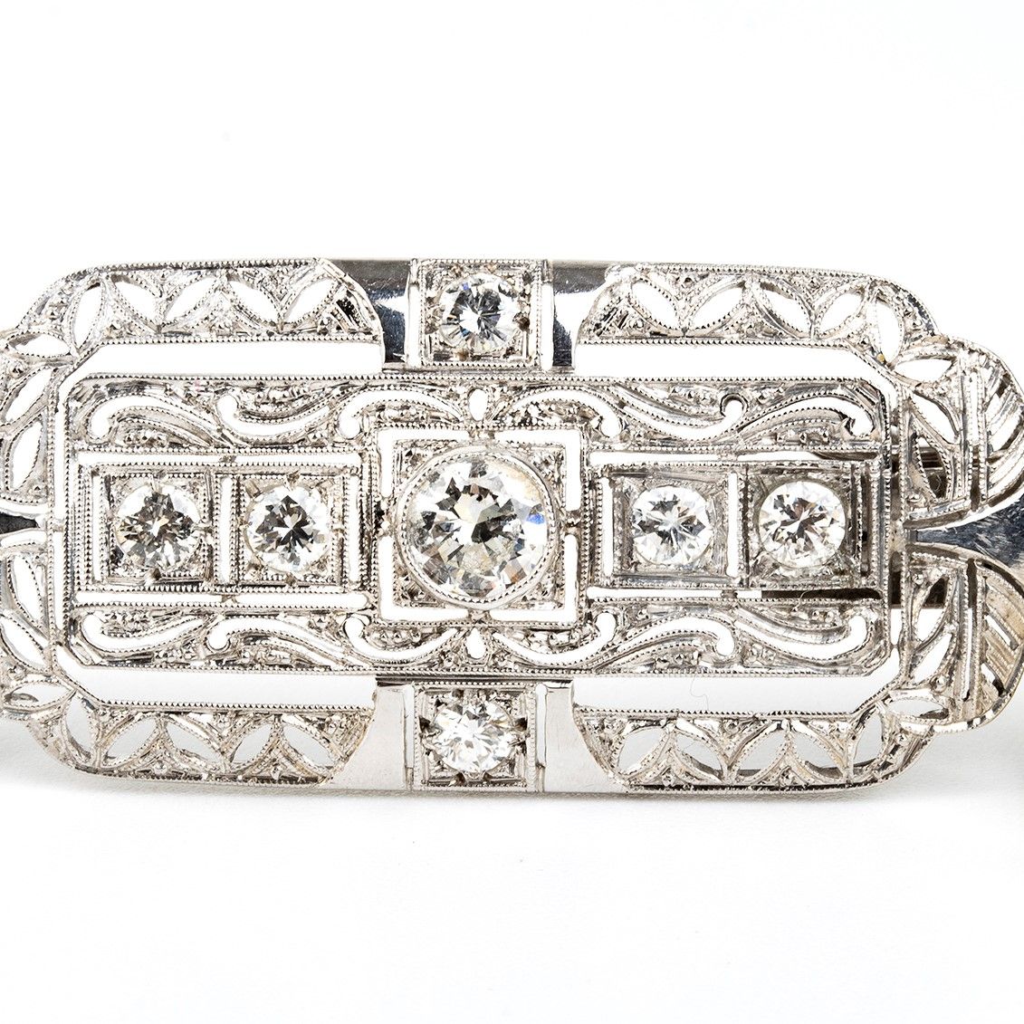 Collana di Perle con Fermezza Geometrica in Platino e Diamanti