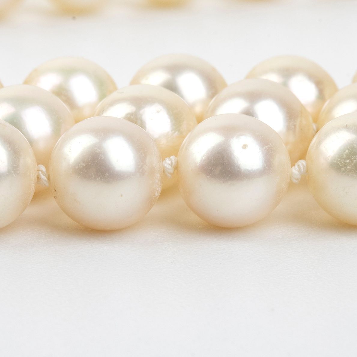Collana di Perle con Fermezza Geometrica in Platino e Diamanti