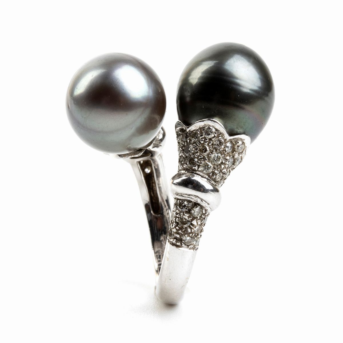 Anello in Oro a Motivo Contrariè in Perle Tahiti e Diamanti