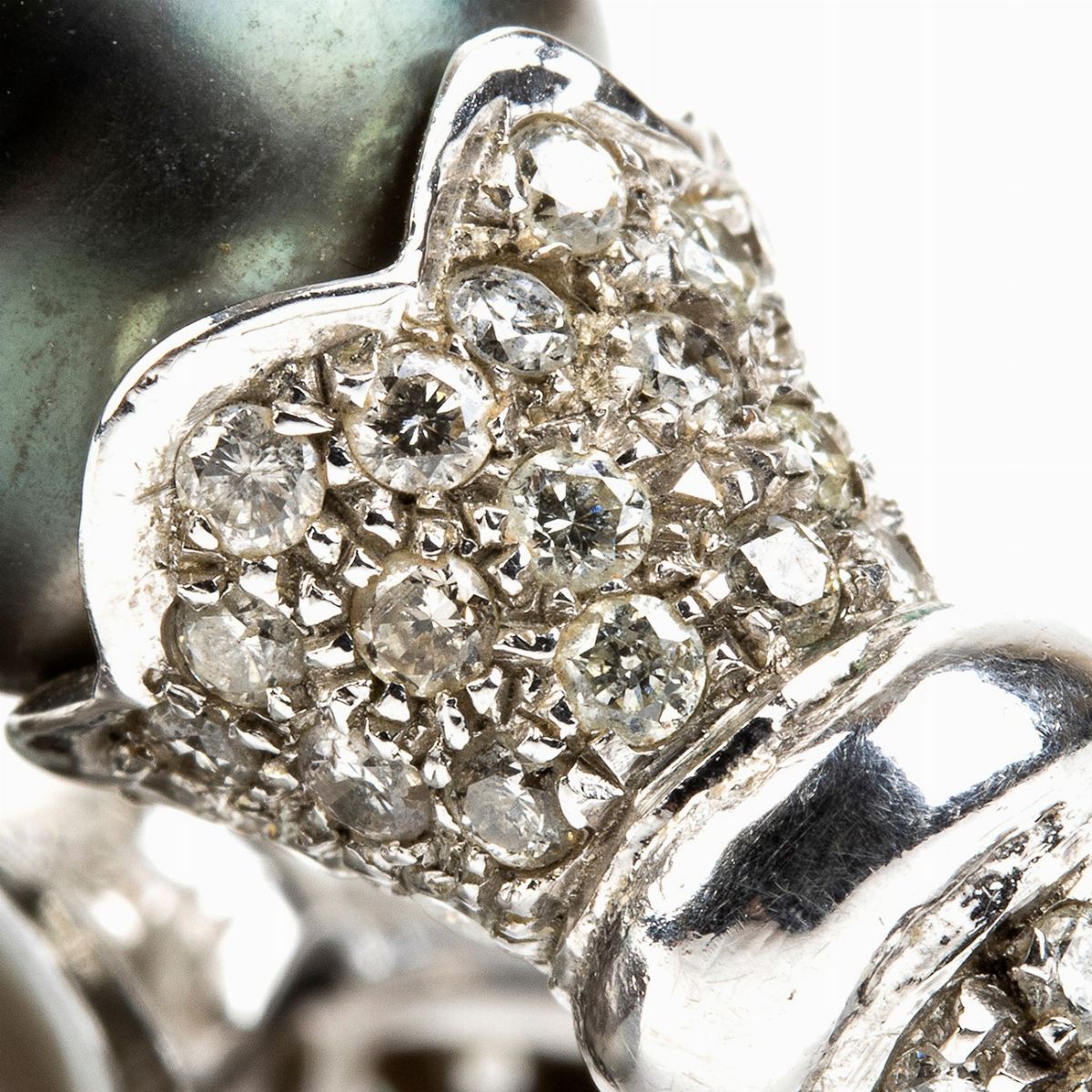 Anello in Oro a Motivo Contrariè in Perle Tahiti e Diamanti