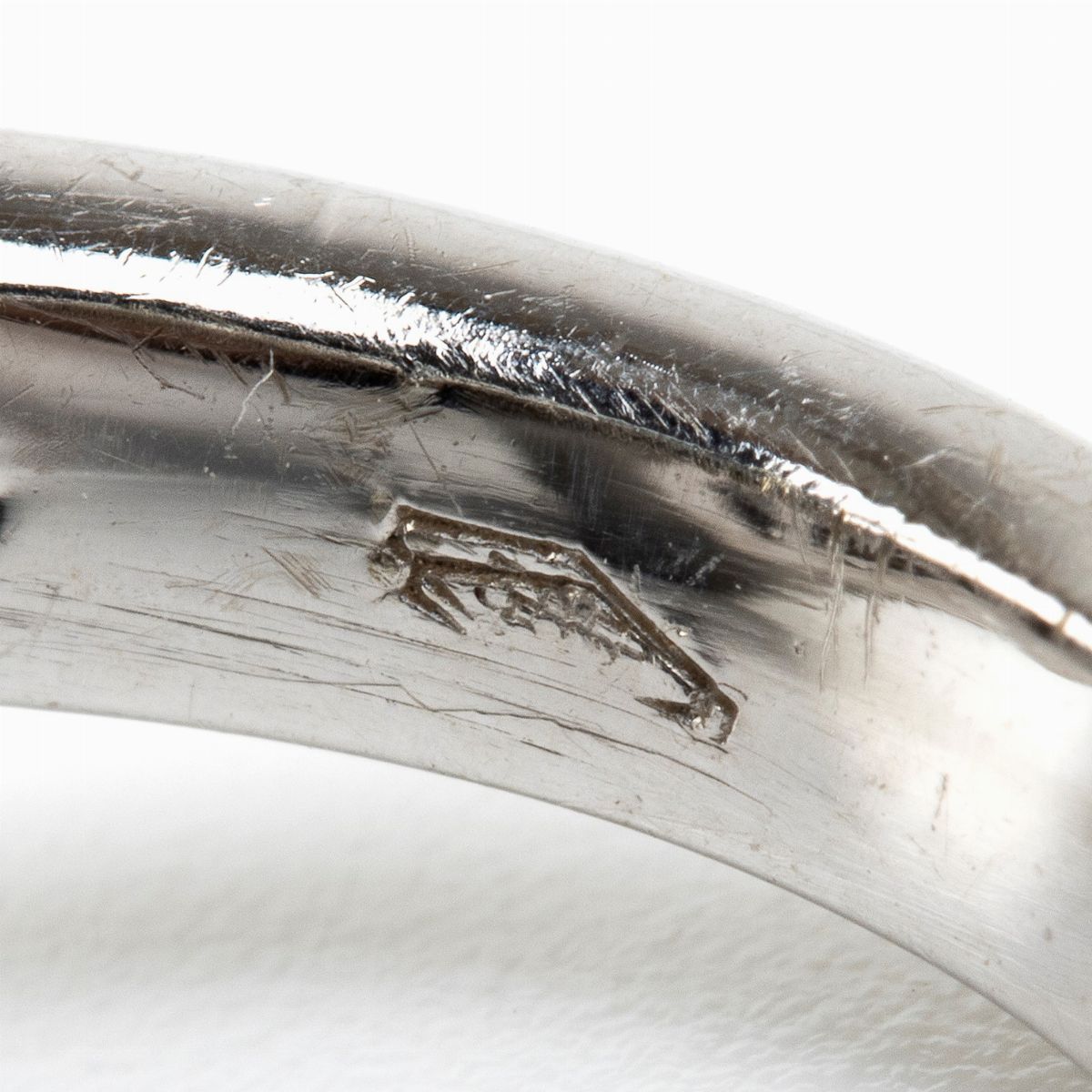 Anello in Oro a Motivo Contrariè in Perle Tahiti e Diamanti