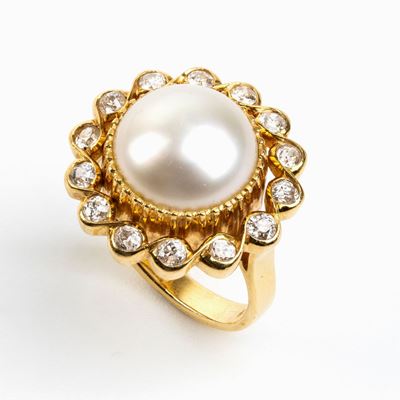 Anello in Oro con Perla Mabe' e Diamanti