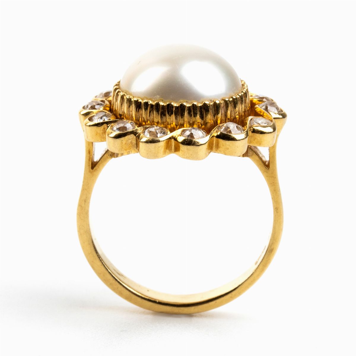 Anello in Oro con Perla Mabe' e Diamanti