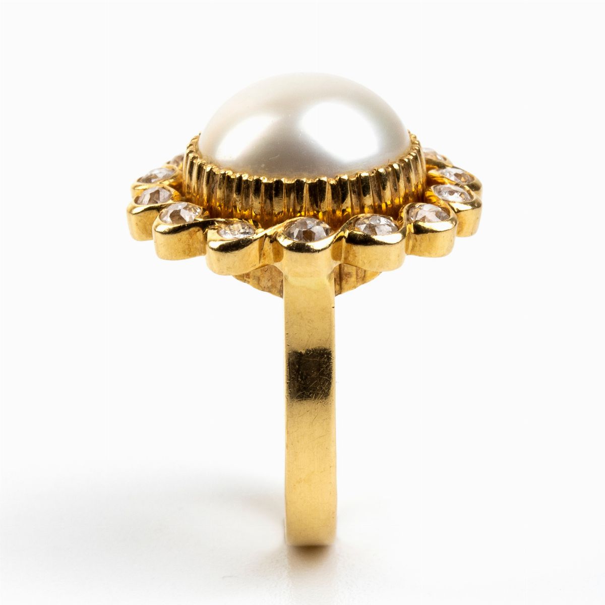 Anello in Oro con Perla Mabe' e Diamanti