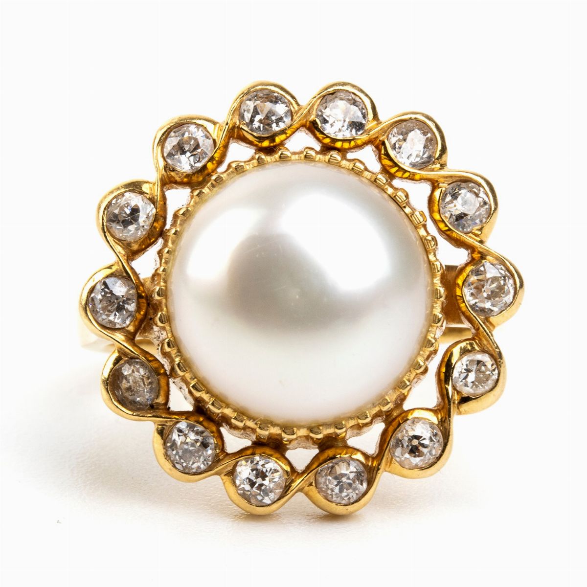 Anello in Oro con Perla Mabe' e Diamanti