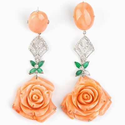 Paio di Orecchini Pendenti in Oro con Cabochon e Fiori in Corallo Rosa, Diamanti e Smeraldi