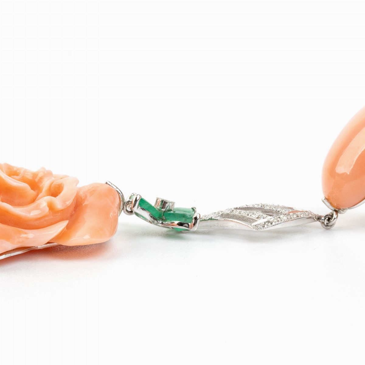 Paio di Orecchini Pendenti in Oro con Cabochon e Fiori in Corallo Rosa, Diamanti e Smeraldi