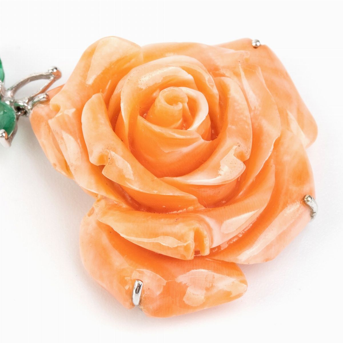 Paio di Orecchini Pendenti in Oro con Cabochon e Fiori in Corallo Rosa, Diamanti e Smeraldi