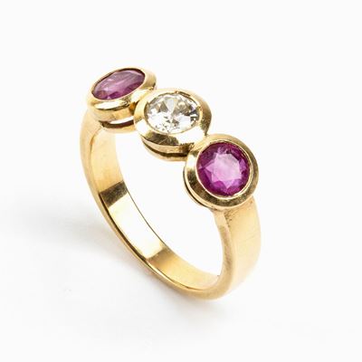 Anello in Oro Giallo con Rubini e Diamante