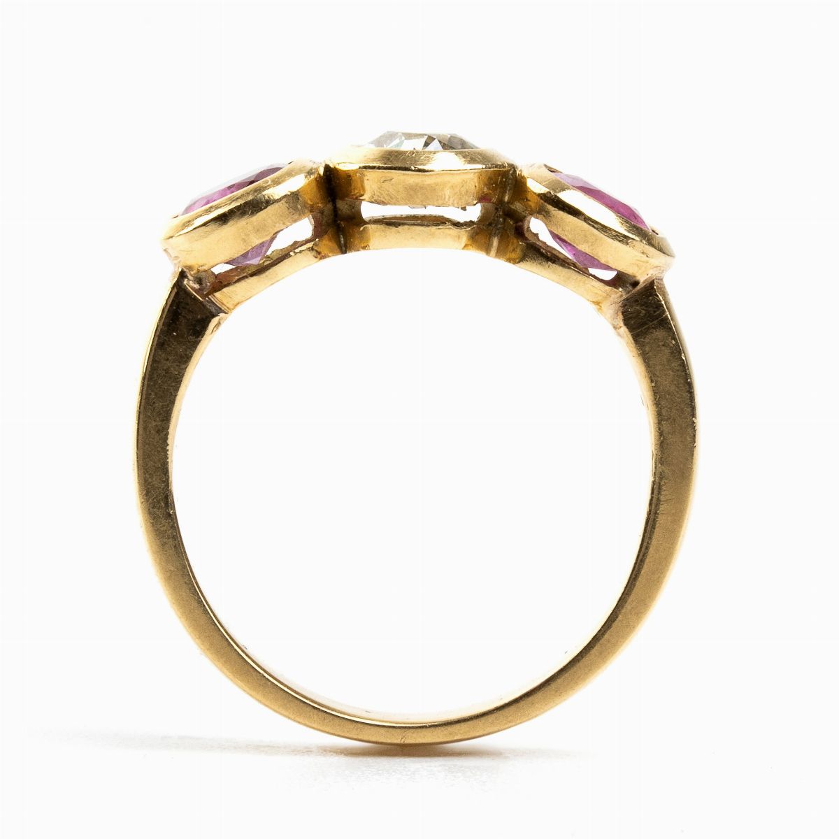 Anello in Oro Giallo con Rubini e Diamante