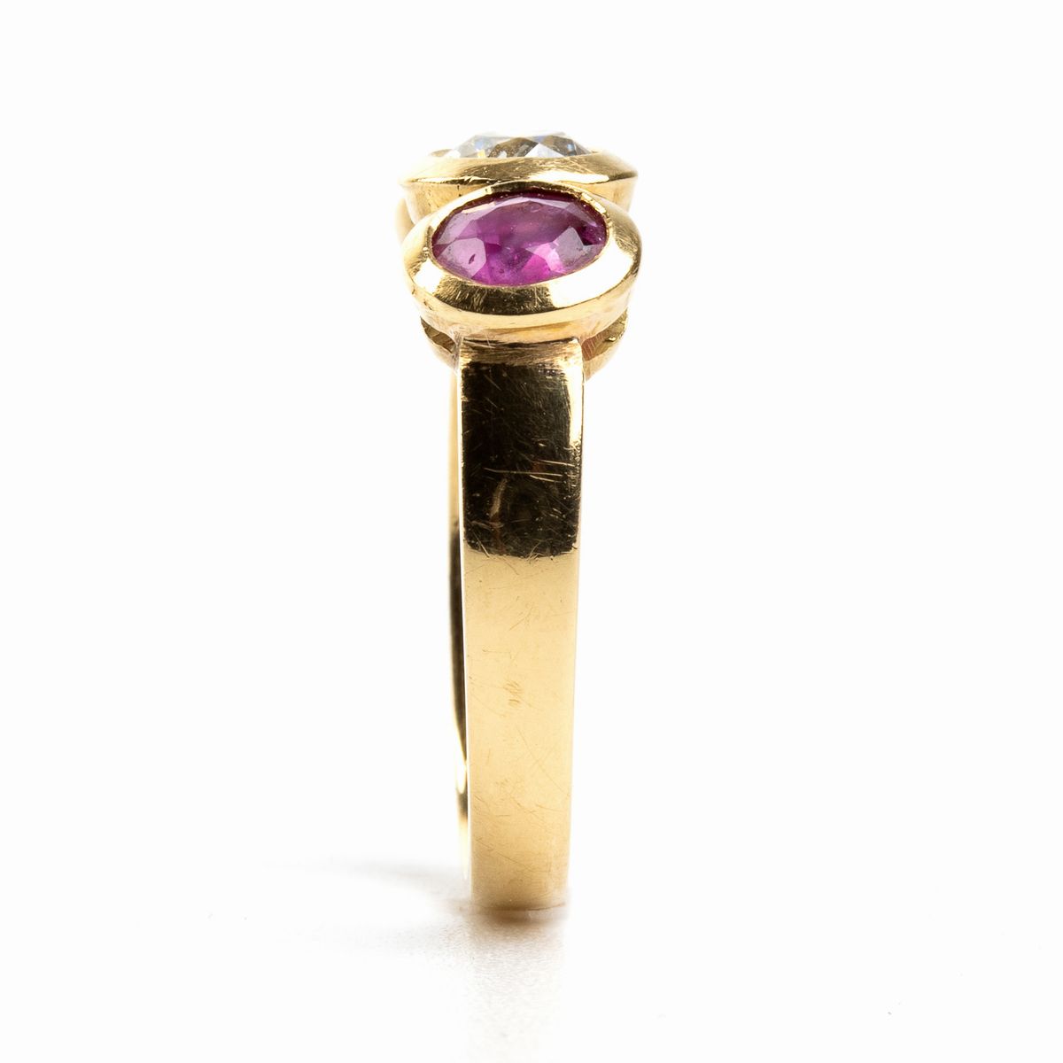 Anello in Oro Giallo con Rubini e Diamante